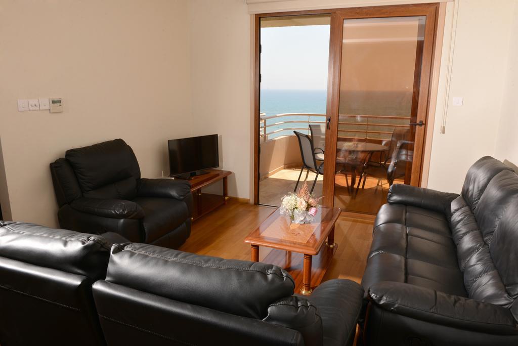 Les Palmiers Luxury Suites Larnaca Exterior photo