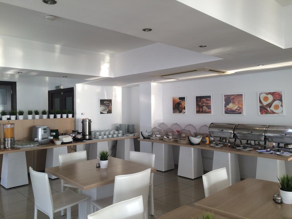 Les Palmiers Luxury Suites Larnaca Exterior photo