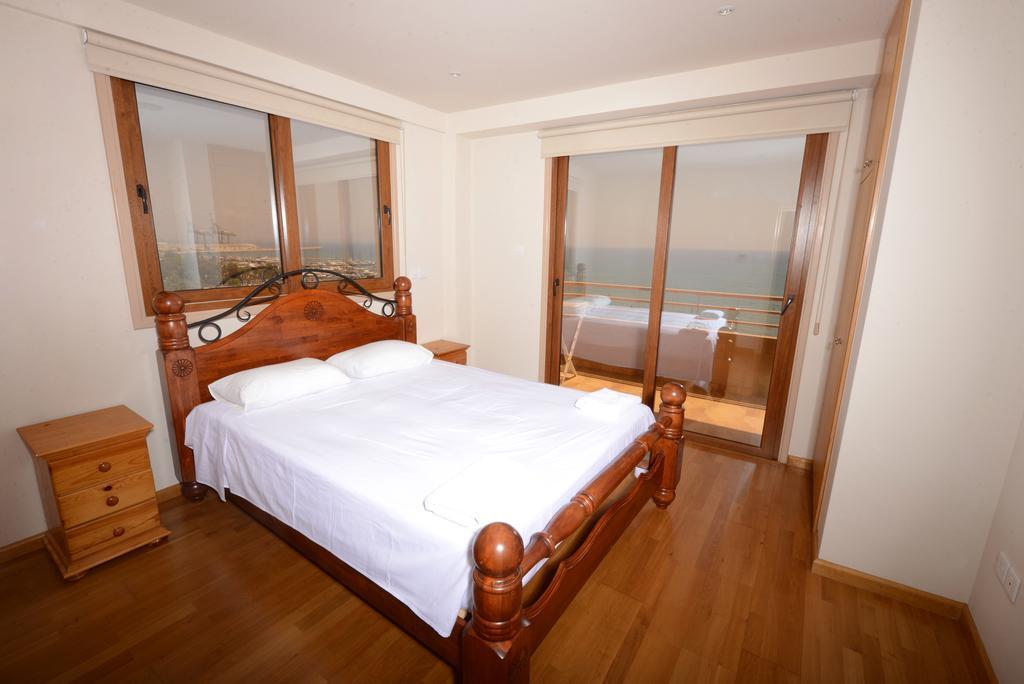 Les Palmiers Luxury Suites Larnaca Room photo