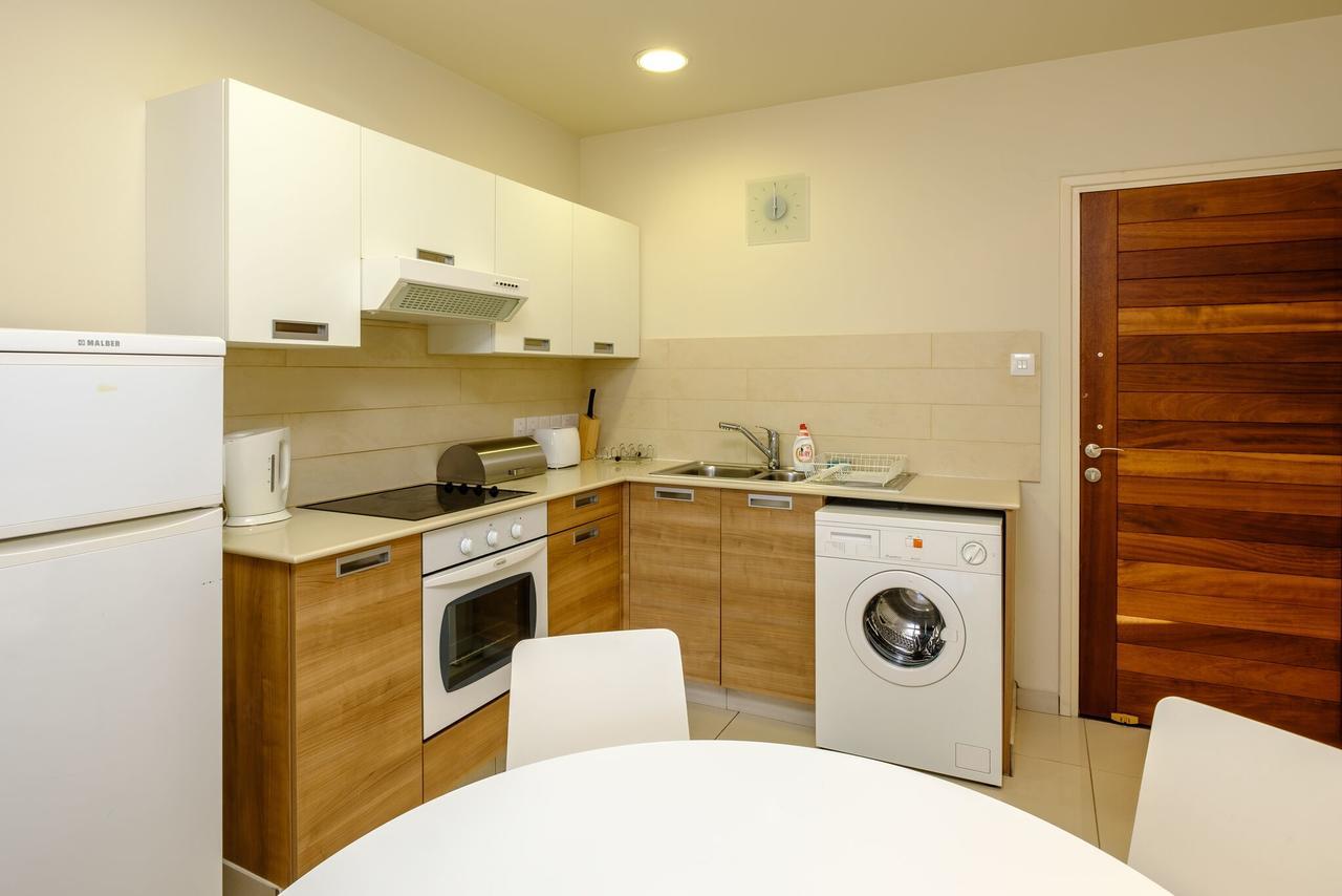 Les Palmiers Luxury Suites Larnaca Exterior photo